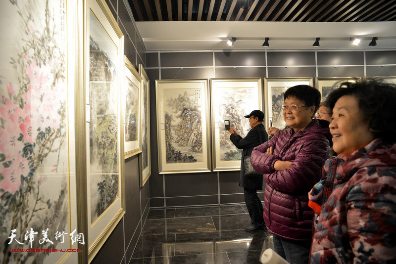 “那山那水那记忆-天津画家贵州写生采风创作展”现场。