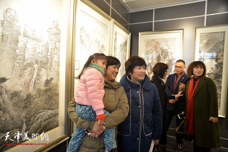 “那山那水那记忆-天津画家贵州写生采风创作展”现场。