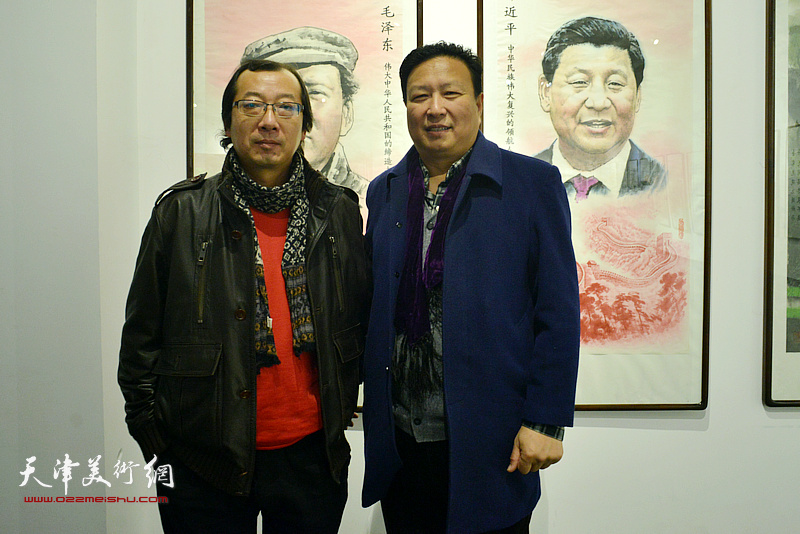 王连宏、齐东在画展现场。