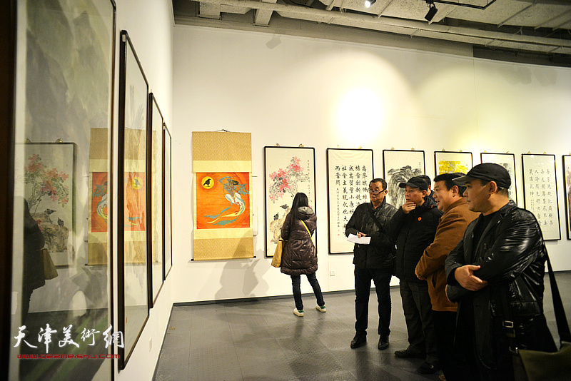 张永生与参展画家在现场。