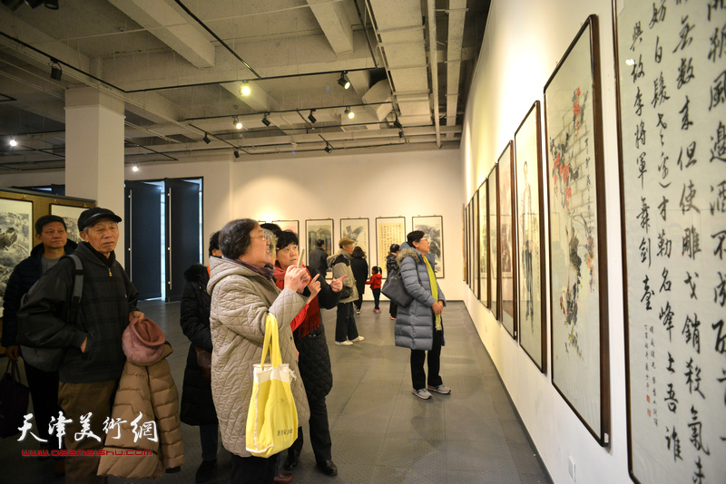 天津知名书画家优秀作品展现场。
