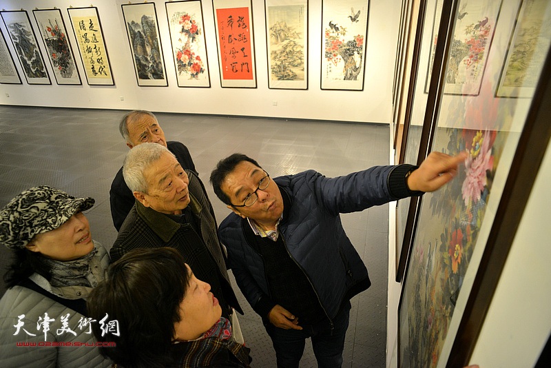 天津知名书画家优秀作品展现场。