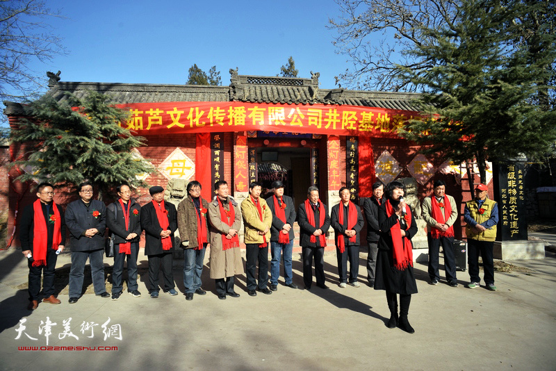 茹芦文化传播有限公司董事长吕爱茹在基地揭牌仪式上深情发言。