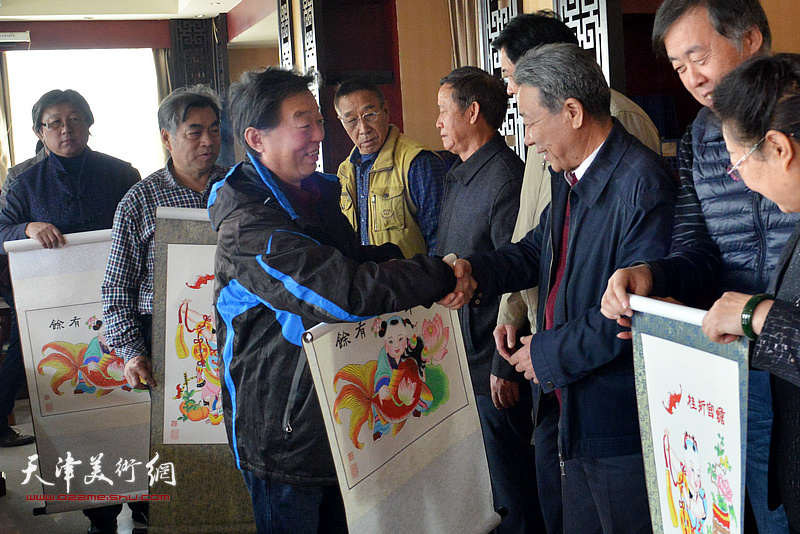 天津茹芦文化传播有限公司向井陉县、长岗村赠送杨柳青年画。