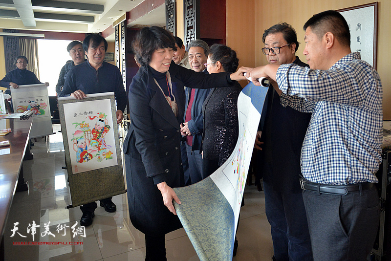 天津茹芦文化传播有限公司向井陉县、长岗村赠送杨柳青年画。