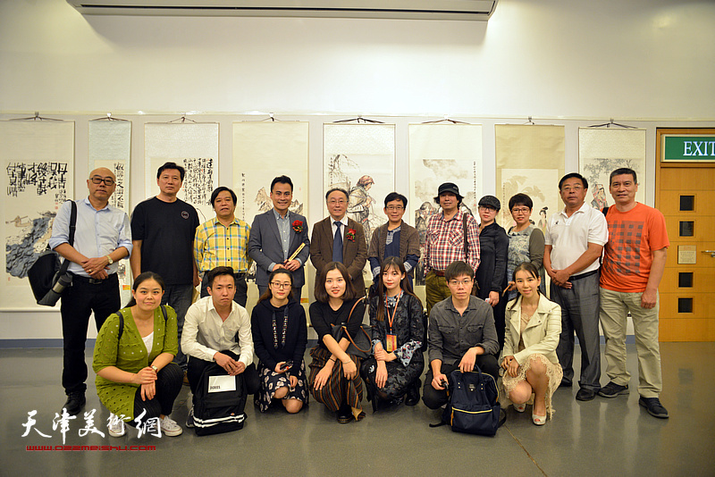 香港特别行政区立法会议员、太平绅士郭伟强在天津人物画作品展展厅。后排左起:高博、张福有、李耀春、郭伟强、何东、肖慧珠、张耀来、武欣、车凤云、赵俊山、朱立鸿。前排左起:琚濡溢、车小轩、胡双星、申柳静、郝世娟、刘俊男、徐子涵。