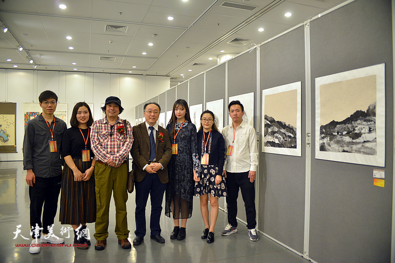 何东、张耀来与车小轩、胡双星、申柳静、郝世娟、刘俊男在画展现场。