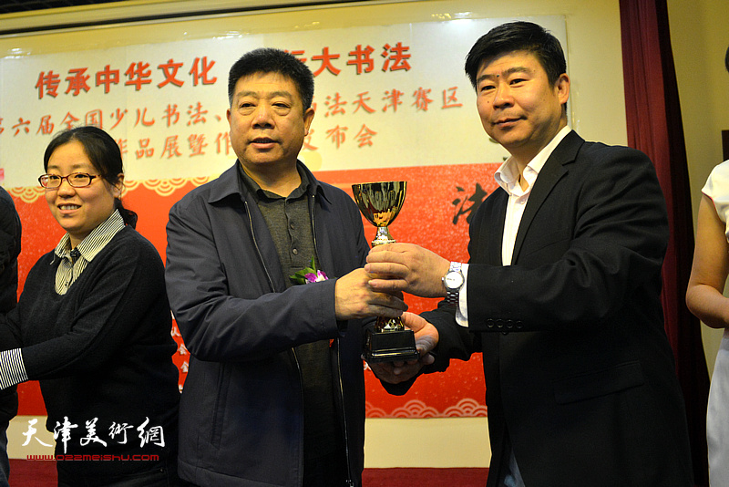 张养峰为获奖代表颁奖。