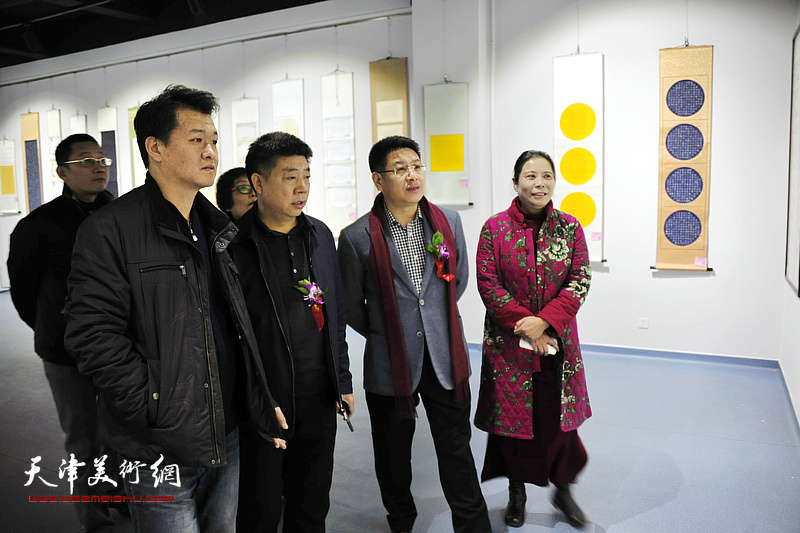 熊洁英、张养峰、王丽荣、高辉等在展览现场观赏展品。
