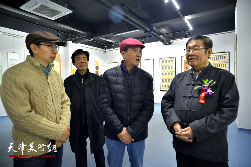 韩嘉祥、孙玉田、李云光在展览现场交流。