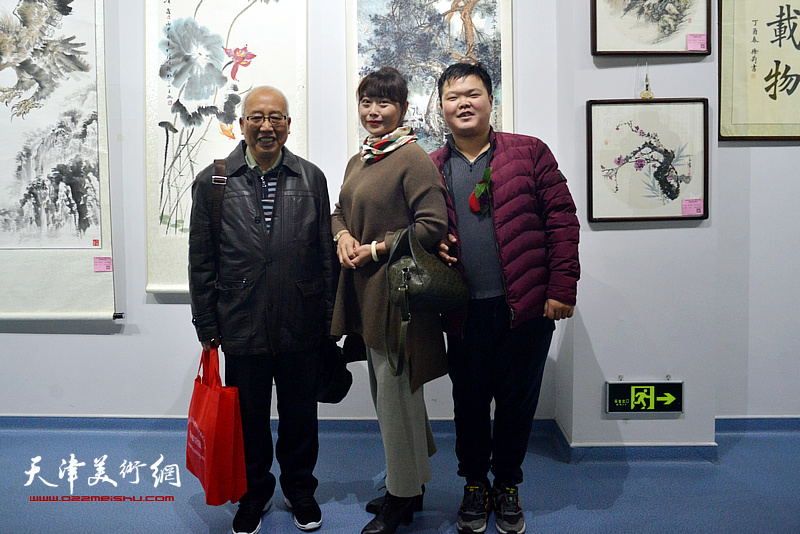 左起：崔振国、王砚、董丰源在展览现场。