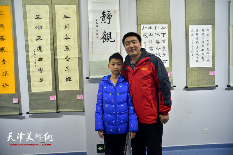 焦煜迪与老师张磊在展出的作品前。