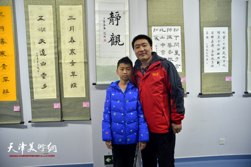 焦煜迪与老师张磊在展出的作品前。