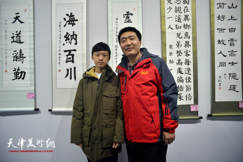 赵颢博与老师张磊在展出的作品前。