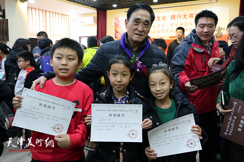 韩嘉祥与获奖的孩子们在现场。