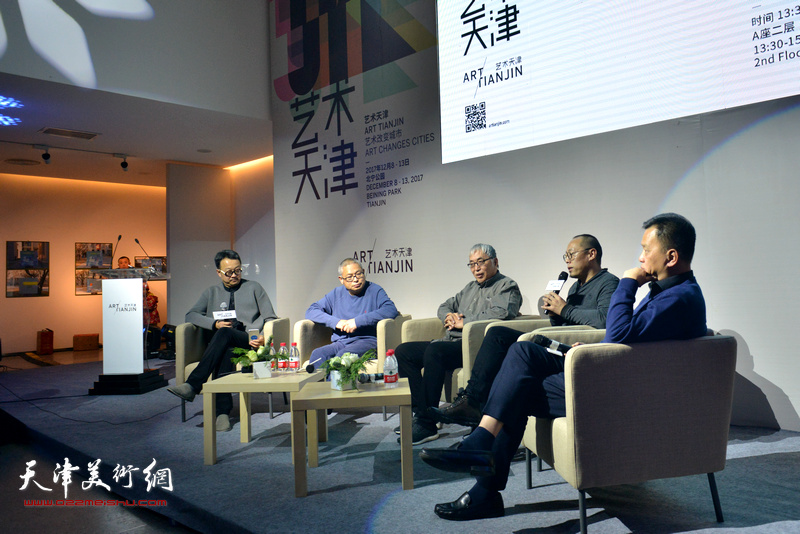 在著名策展人、美术馆运营专家梁克刚（左一）主持下，国家画院公共艺术中心主任王永刚（左二）、中国