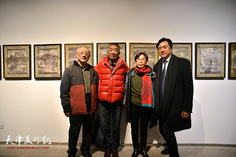 邓国源与张京生、王元珍、李云飞在“熵矢—邓国源作品展”现场。