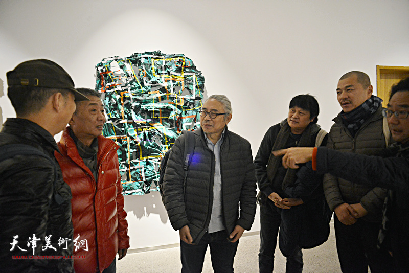 邓国源与各地艺术家在现场交流。