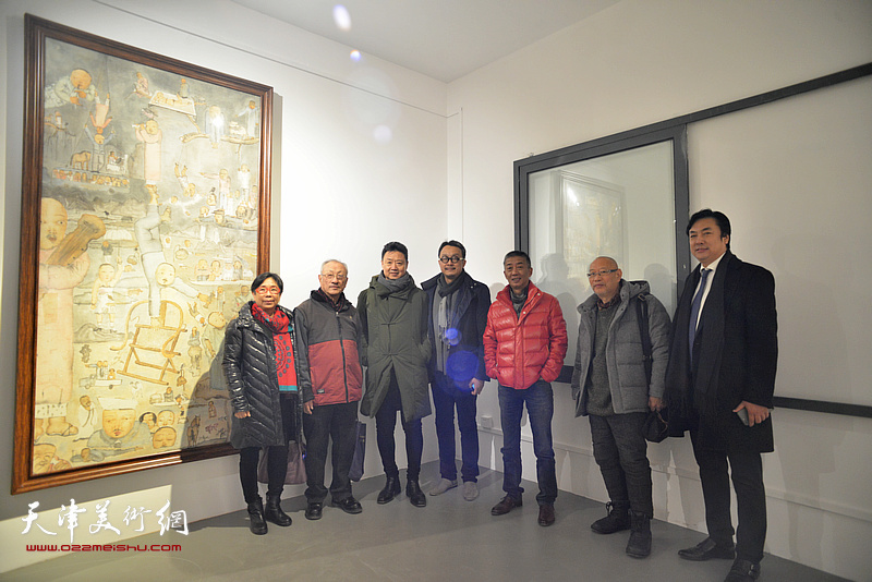 左起：王元珍、张京生、李旺、梁克刚、邓国源、杨崇光、李云飞在画展现场。