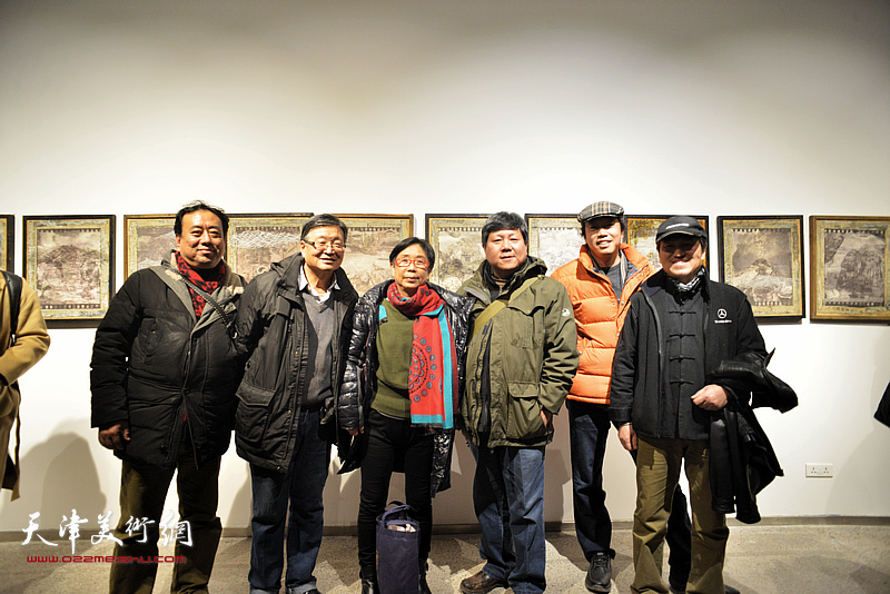 左起：高建章、韩力明、王元珍、李维立、闫维远、周天在画展现场。