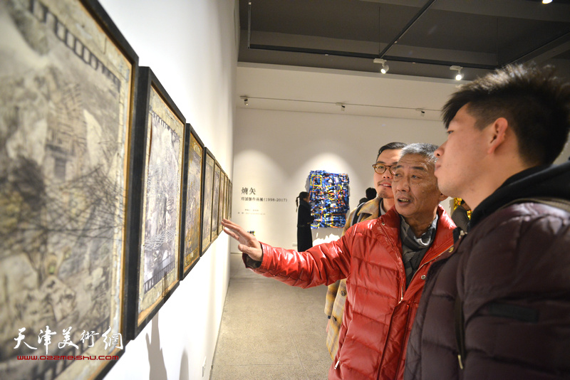 邓国源、王凯等观看展出的作品。