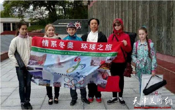 张大功在俄罗斯同海参崴的小画家们在一起，宣传北京冬奥会