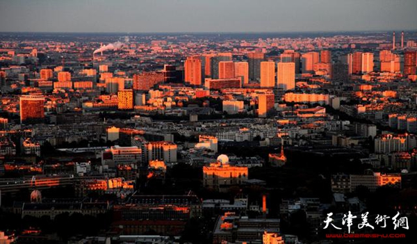 夕阳下的法国首都巴黎 张大功摄