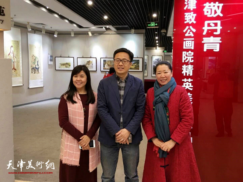 缪明、余澍梅、王洪春在画展现场。