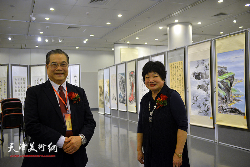 陈筱容、刘树德在画展现场。