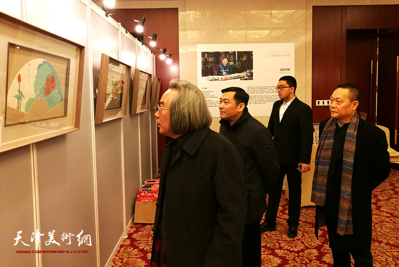 12月14日下午，霍春阳、王心刚、赵长生在中诺国际2017秋季艺术品拍卖会预展现场。
