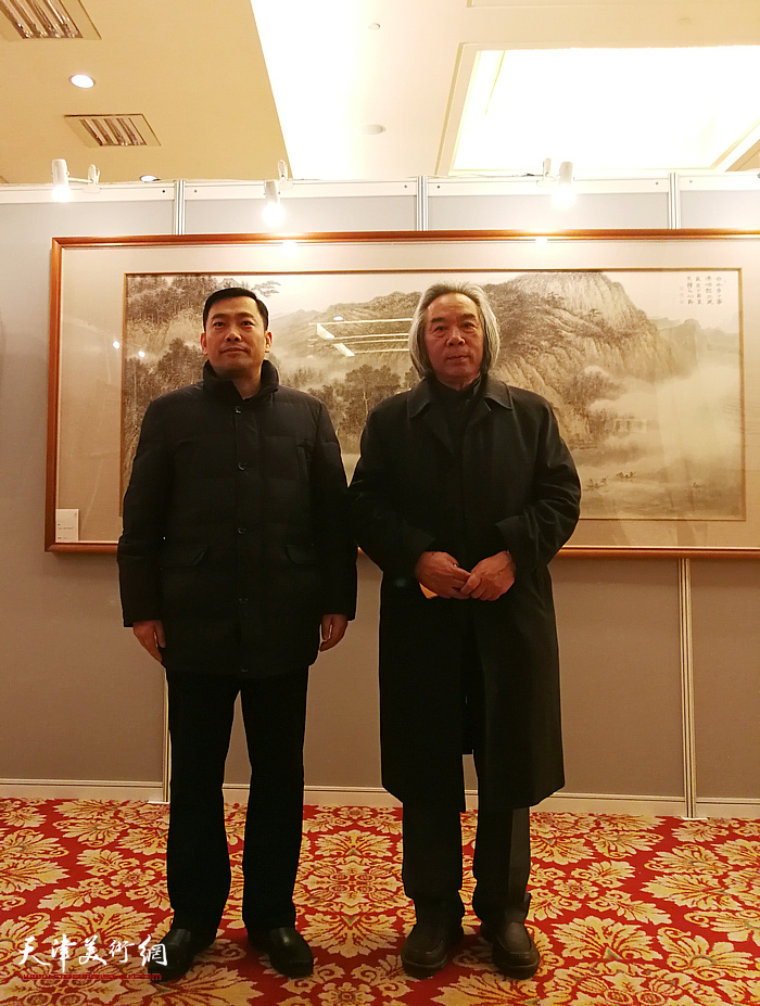霍春阳、王心刚12月14日下午在中诺国际2017秋季艺术品拍卖会预展现场。