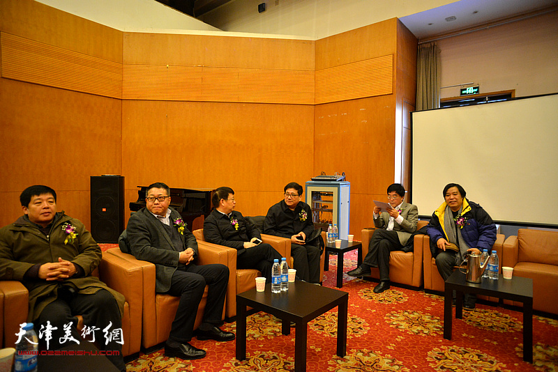 京津冀三地文联、美协负责人在画展现场交谈。