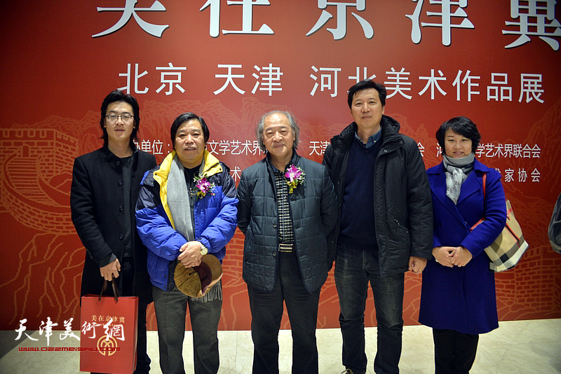 王书平、李耀春、孙瑜、张福有、曹昕在画展现场交谈。
