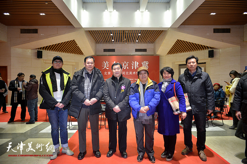 李耀春、潘津生、孙瑜、张福有、张英男与北京美术家协会驻会副主席兼秘书长贺成才在画展现场。
