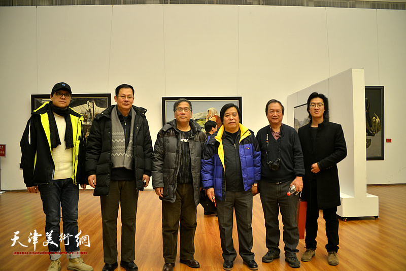 天津美术家协会秘书长李耀春、副秘书长潘津生与参展画家魏志刚、李东升、曹昕在画展现场。
