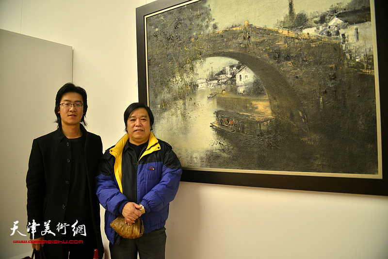 李耀春与参展画家曹昕在画展现场。