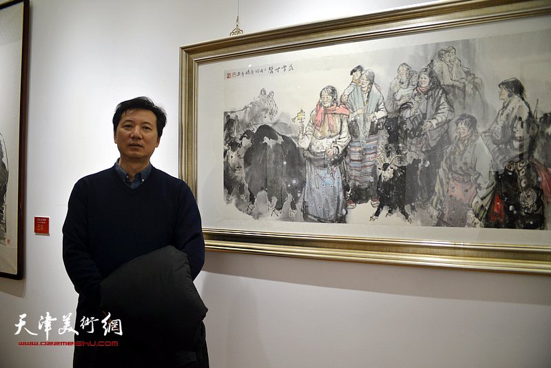 参展画家张福有在画展现场。
