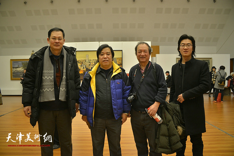李耀春、潘津生与画家魏志刚、曹昕在画展现场。