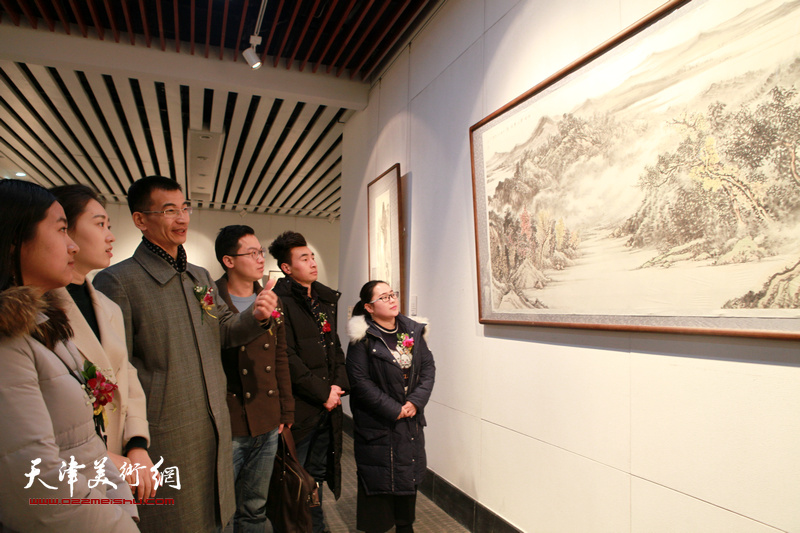 姜金军教授在画展现场为学生讲解画作。
