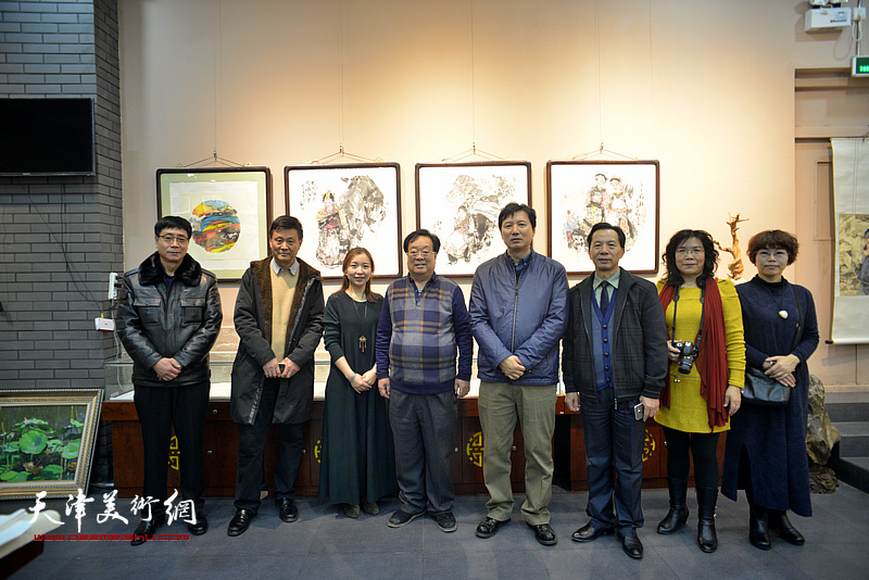 参展画家丁玉来、陈新立，聂瑞辰与黄克敬、高天武等在画展现场。