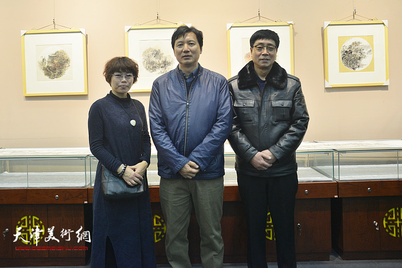 左起：聂瑞辰、张福有、高天武在画展现场。