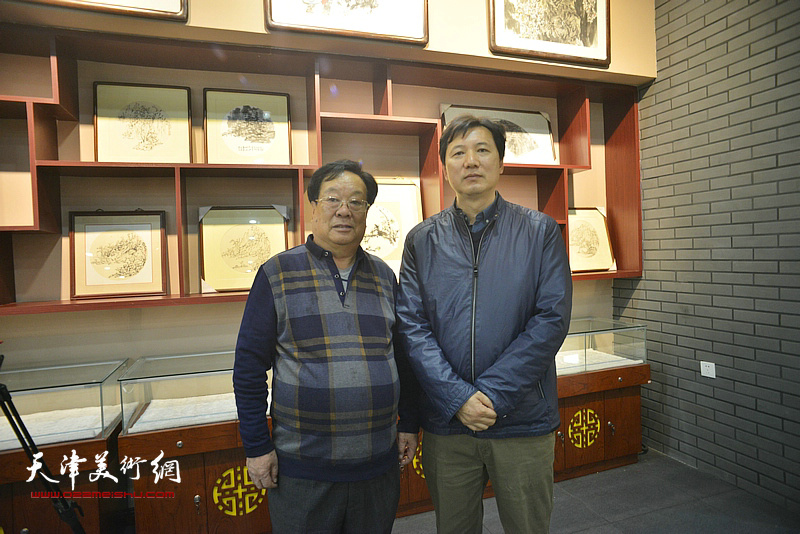 左起：丁玉来、张福有在画展现场。