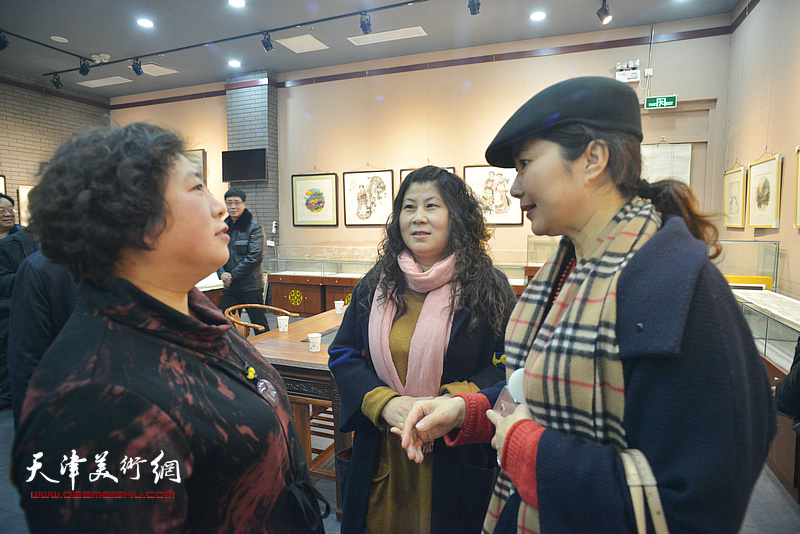 沧州雨来轩画院院长周凡在画展现场与来宾交流。