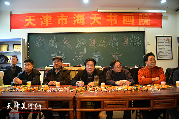 左起：邱贵杨、张养峰、孙玉田、陈伟明、赵士英、曲学真在年会上。