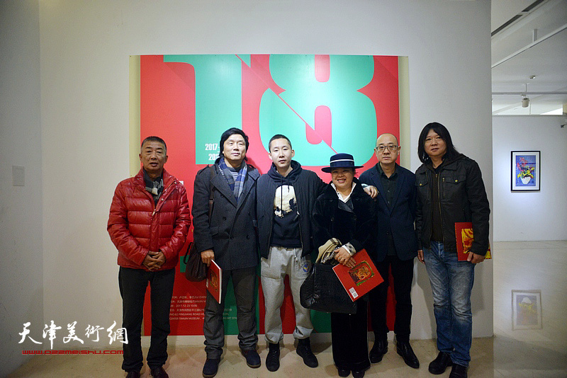 左起：邓国源、王琨、王储、李江峰、马驰、李红育在画展现场