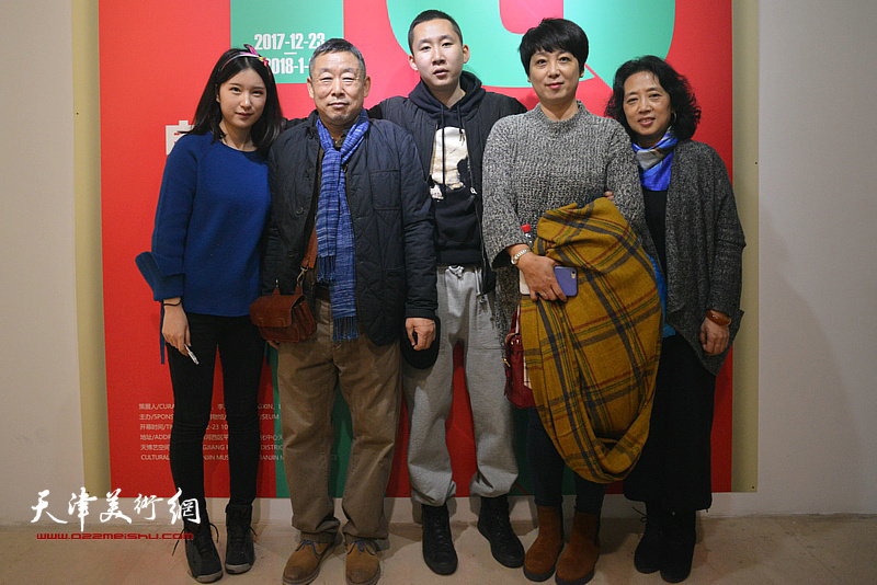 王玉璐、邓国萍、王储与来宾在画展现场。