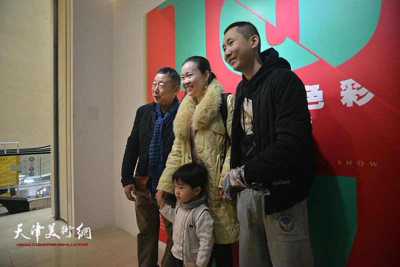 王玉璐、王储与来宾在画展现场。