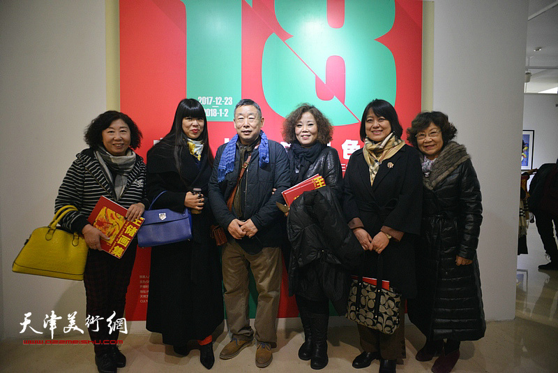 王玉璐、焦小红、马艳霞、赵新立、肖冰等在画展现场。