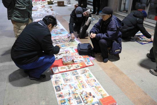 活动开幕当日，北市场皇寺古玩内，汇集有上世纪60年代至90年代的连环画、年画、老版书等各种“古物”。