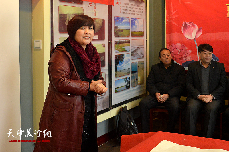 天津爱迪优文化教育公司总经理赵娟主持乡村笔会。
